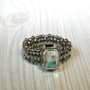 Cookie Lee silver stretch ring with large unique cut gem in the middle NWT